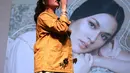 Masih mengusung genre pop. lagu "Kembali" hadir dalam dengan karakter yang lebih maskulin. Ini yang menjadikan warna baru bagi Raisa dalam berkarya. (Deki Prayoga/Kapanlagi)