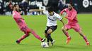 Pemain Valencia, Lee Kang-in, berusaha melewati pemain Real Madrid pada laga Liga Spanyol di Stadion Mestalla, Minggu (8/11/2020). Valencia menang dengan skor 4-1. (AP/Alberto Saiz)