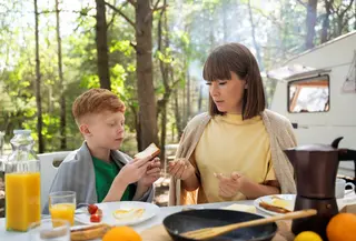 Anak picky eater kerap membuat orangtua khawatir, terutama ketika berada di tempat baru dengan pilihan makanan yang berbeda. Situasi ini bisa semakin menantang ketika rutinitas berubah dan anak merasa tidak familiar dengan lingkungan maupun makanan yang tersedia. (foto/dok: freepik)
