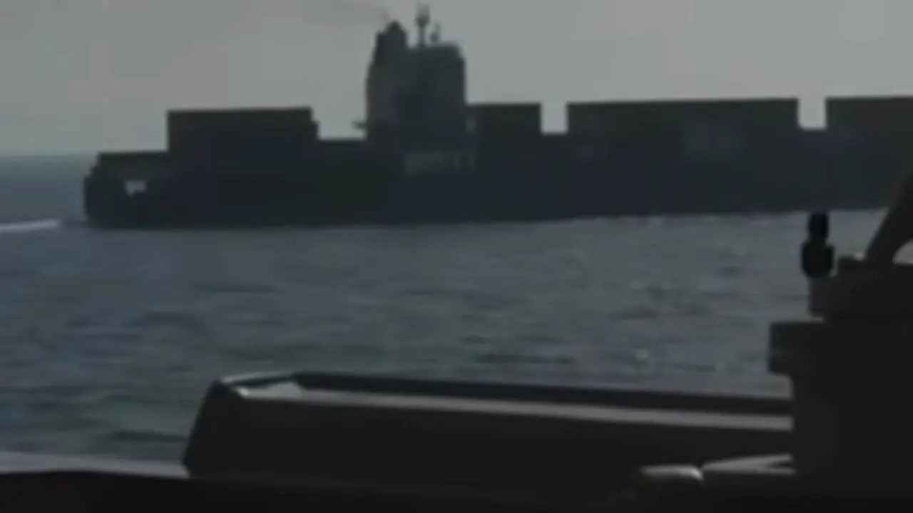 Tangkapan layar dari video yang dipublikasikan Kementerian Perang Amerika Serikat di platform Instagram yang menunjukkan kapal kargo berbendera Iran M/V Touska.