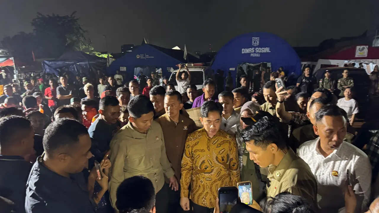 Wakil Presiden Gibran Rakabuming meninjau langsung lokasi kebakaran dan posko pengungsian di Kapuk Muara, Kecamatan Penjaringan, Jakarta Utara pada Senin malam (9/6/2025). (Kredit foto: Biro Pers, Media, dan Informasi Sekretariat Wakil Presiden)