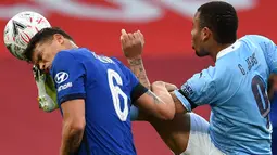 Bek Chelsea, Thiago Silva (kiri) berebut bola dengan striker Manchester City, Gabriel Jesus dalam laga semifinal Piala FA 2020/2021 di Wembley Stadium, London, Sabtu (17/4/2021). Chelsea menang 1-0 atas Manchester City. (AFP/Ben Stansall/Pool)