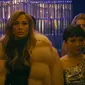 J. Lo terlihat mengenakan jaket berbahan bulu pada cuplikan film Hustlers. (dok. instagram.com/hustlersmovie/https://www.instagram.com/p/B0rGNMhH3jW/Novi Thedora)