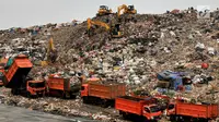 Antrean truk sampah dari Jakarta saat akan menurunkan muatan di TPST Bantar Gebang, Bekasi, Jawa Barat, Senin (18/3). TPST Bantar Gebang diprediksi bakal penuh pada tahun 2021 mendatang. (merdeka.com/Arie Basuki)