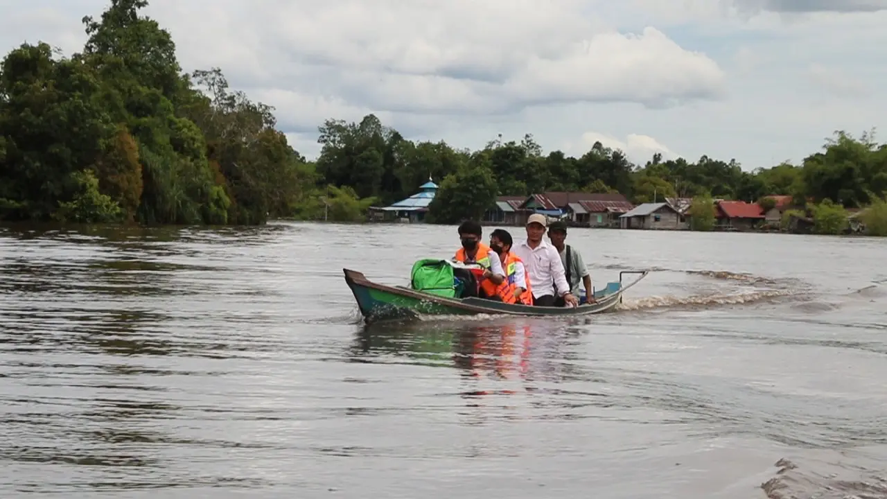 Nakes Gunakan Perahu