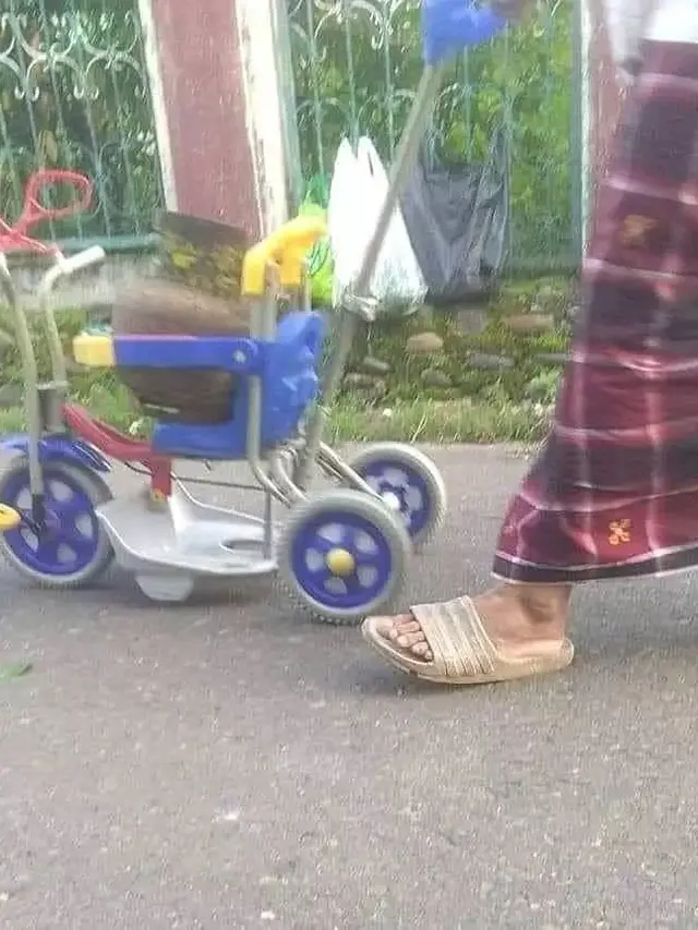 8 Potret Nyeleh Orang saat Bawa Barang Ini Malah Mempersulit Diri Sendiri