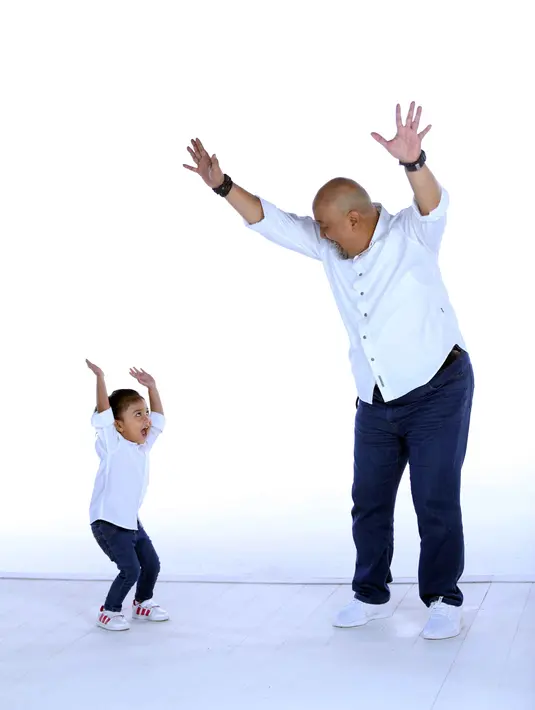 Di tengah aktivitasnya yang cukup padat, ternyata Indro menyempatkan waktu untuk dihabiskan dengan keluarga, terutama cucu tersayangnya. Untuk sebulan sekali, pasti ia bertemu dengan cucunya. (Nurwahyunan/Bintang.com)