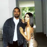 Kim Kardashian dan Kanye West tengah merayakan ulang tahun pernikahan ke-4. Mereka berdua memang kerap tampil mesra. (instagram/kimkardashian)