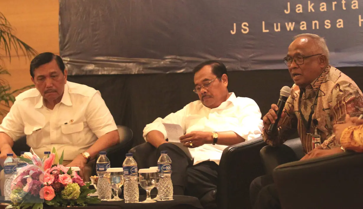 Ketua KPK, Taufiequrachman Ruki (kanan) memberikan pemaparan dihadapan Asosiasi Pengusaha Indonesia (Apindo) di Jakarta, Senin (21/9/2015). Pertemuan tersebut membahas kondisi keamanan dan ekonomi di Indonesia. (Liputan6.com/Angga Yuniar)
