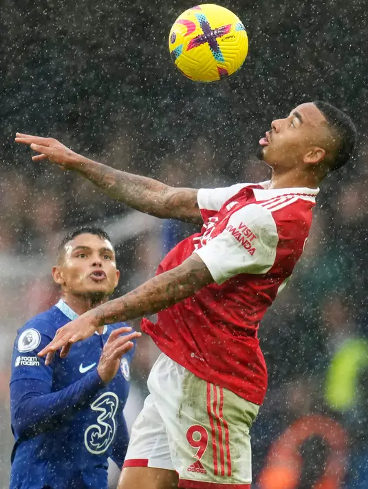 Pemain Arsenal Gabriel Jesus (kanan) berebut bola dengan pemain Chelsea Thiago Silva pada pertandingan sepak bola Liga Inggris di Stadion Stamford Bridge, London, Inggris, 6 November 2022. Arsenal kembali memuncaki klasemen Liga Inggris usai mengalahkan Chelsea dengan skor 1-0. (AP Photo/Kirsty Wigglesworth)
