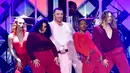 Penampilan Sam Smith (tengah) dalam konser Jingle Ball 2019 KIIS-FM di The Forum, Inglewood, California, Amerika Serikat, Jumat (6/12/2019). Jingle Ball 2019 dimeriahkan sejumlah penyanyi papan atas dunia. (Frederic J. BROWN/AFP)