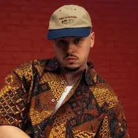 Kali ini, sorotan tertuju pada sebuah kemeja bernama “Printed Abstract Shirt” yang dinilai memiliki kemiripan kuat dengan motif batik khas Indonesia. [Dok/aimeleondore.com].