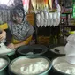 Pedagang tengah menata dagangannya di salah satu pasar di Jakarta, Selasa (3/5). Badan Pusat Statistik (BPS) mengatakan harga bahan kebutuhan pokok relatif terkendali seperti beras dan daging ayam. (Liputan6.com/Angga Yuniar) 