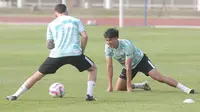 Striker Timnas Indonesia, Rafael Struick melakukan peregangan saat mengikuti sesi latihan Timnas Indonesia di Stadion Madya, Gelora Bung Karno, Senayan, Jakarta, Jumat (31/5/2024) pagi WIB. (Bola.com/M Iqbal Ichsan)