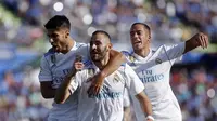 Penyerang Real Madrid, Karim Benzema (tengah) melakukan selebrasi bersama Marco Asensio (kiri) dan Lucas Vazquez, usai mencetak gol ke gawang Getafe, pada laga lanjutan La Liga 2017-2018, di Coliseum Alfonso Perez, Sabtu (14/10/2017).  (AFP/Oscar Del Pozo