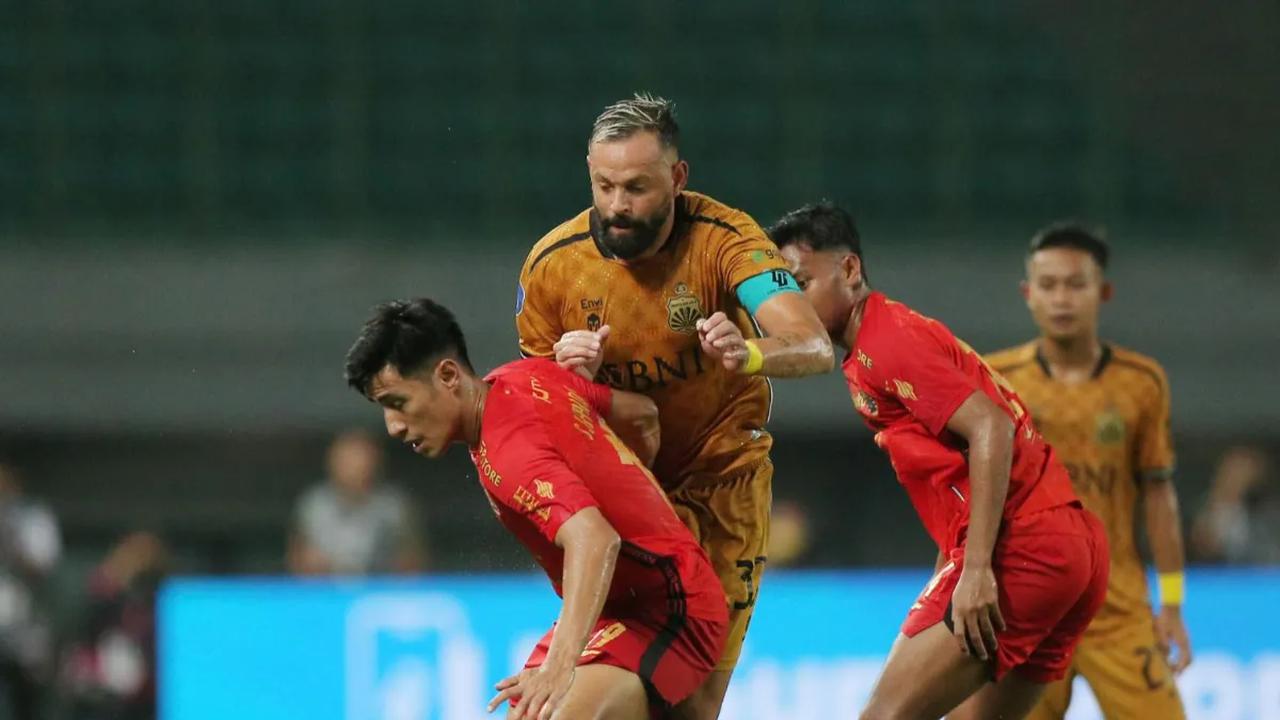 Persija Jakarta tampil imbang saat menghadapi Bhayangkara FC di laga pekan ke-20 BRI Liga 2023/2024 di Stadion Patriot Chandrabhaga, Senin (27/11/2023).