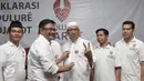 Cawagub DKI, Djarot Saiful Hidayat menyematkan pin saat Deklarasi Relawan Dulure Djarot di Jakarta, Rabu (5/10). Relawan Dulure Djarot berasal dari berbagai macam latar belakang profesi. (Liputan6.com/Yoppy Renato)