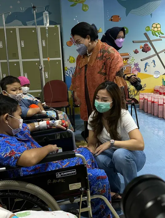 Meski dikenal sebagai artis kaya raya, Nikita Willy tak lantas merayakan ulang tahun putranya di hotel mewah. Niki bersama suami memilih merayakan di Rumah Sakit Dharmais, Jakarta. [Instagram/nikitawillyofficial94]