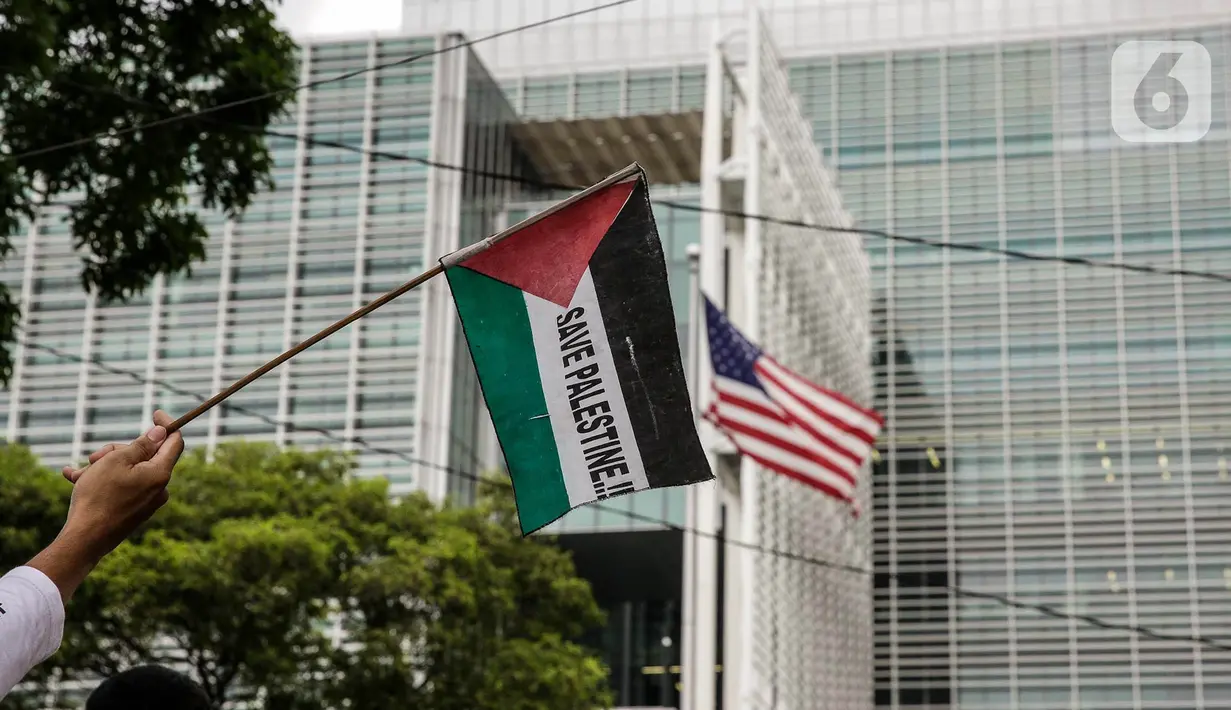 Peserta kader Partai Keadilan Sejahtera (PKS) mengibarkan bendera Palestina di depan Kedutaan Besar Amerika Serikat, Jakarta, Kamis (20/5/2021). (Liputan6.com/Faizal Fanani)