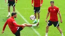 Pemain timnas Polandia Bartosz Bereszynski (kiri) dan Robert Lewandowski ambil bagian dalam sesi Latihan mereka di Arena Gdansk di Gdansk, Minggu (13/6/2021). Pertandingan pembuka Grup E Euro 2020 akan mempertemukan Polandia vs Slovakia di Stadion Krestovsky, Senin (14/6) WIB. (JANEK SKARZYNSKI/AFP)