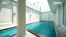 Rumah Olla Ramlan juga dilengkapi dengan kolam renang panjang yang memberikan kemewahan tersendiri. [Youtube/AH]