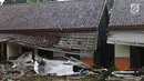 Sebuah rumah yang rusak akibat terjangan tsunami Selat Sunda di Carita, Banten, Selasa (25/12). Akibat tsunami yang melanda kawasan tersebut menyebakan ratusan rumah dan mobil rusak. (Liputan6.com/Angga Yuniar)