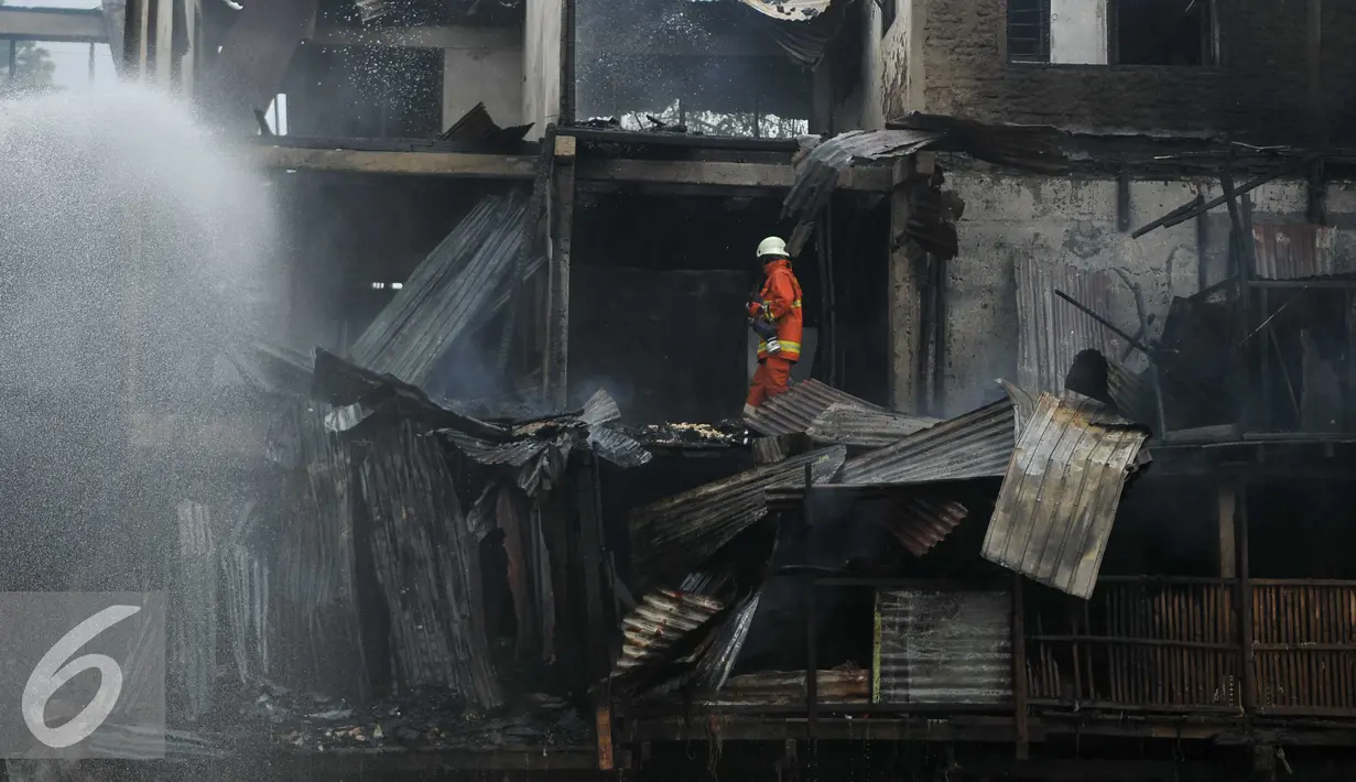 Petugas pemadam kebakaran memadamkan api yang membakar pemukiman di kawasan padat penduduk Bukit Duri, Jakarta, Selasa (23/2). Hingga kini penyebab kebakaran masih dalam penyelidikan pihak terkait. (Liputan6.com/Gempur M Surya)