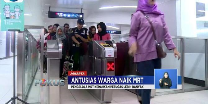 Hari Libur Tiba, Warga Antusias Naik MRT Jakarta