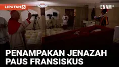 Vatikan merilis gambar pertama jenazah Paus Fransiskus dalam peti kayu, mengenakan jubah merah dan mitra uskup. Terekam pula doa yang dipanjatkan Sekretaris Negara Vatikan di kapel tempat Paus tinggal selama masa jabatannya.
