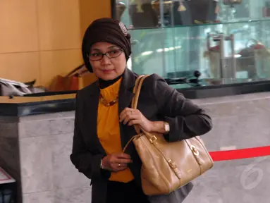 Sekjen DPR, Winantuningtyastiti, mendatangi gedung Komisi Pemberantasan Korupsi (KPK), Jakarta, Selasa (15/7/14). (Liputan6.com/Miftahul Hayat)