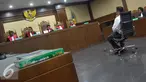 Pengacara Saipul Jamil, Kasman Sangaji saat menjalani sidang di Pengadilan Tipikor, Jakarta, Senin (14/11). Kasman dijatuhi vonis 3,5 tahun penjara oleh Majelis Hakim Pengadilan Tipikor. (Liputan6.com/Helmi Affandi)