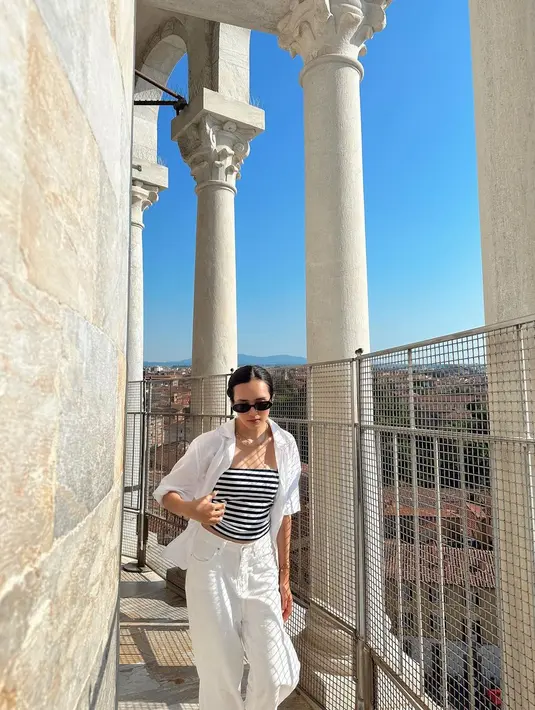 Beby Tsabina yang baru saja sah dipersunting oleh Rizki Natakusumah memilih Tuscany sebagai destinasi honeymoonnya. Di salah satu potret yang diunggahnya, Beby tampil chic mengenakan inner hitam-putih yang ditumpuknya dengan kemeja lengan panjang dan celana panjang yang sama-sama berwarna putih. [Foto: Instagram/bebytsabina]