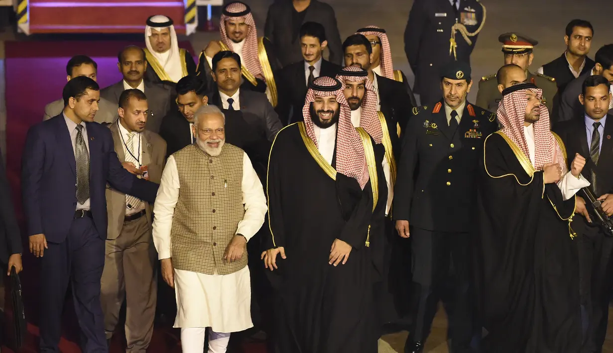 PM India, Narendra Modi menyambut kedatangan Putra Mahkota Arab Saudi Pangeran Mohammed bin Salman di bandara New Delhi, Selasa (19/2). Perjalanan Putra Mahkota Saudi dilakukan setelah pengeboman di wilayah Kashmir yang disengketakan. (Money SHARMA/AFP)