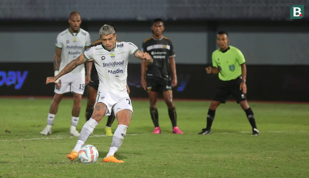Pemain Persib Bandung, Ciro Alves, melepaskan tendangan penalti yang kencang dan terarah saat melawan Dewa United pada laga BRI Liga 1 di Stadion Indomilk Arena, Tangerang, Minggu (26/11/2023). (Bola.com/M Iqbal Ichsan)