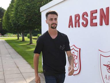 Fabio Vieira telah resmi menjadi milik Arsenal untuk mengarungi musim 2022/2023. Menarik untuk ditunggu kiprah gelandang serang berusia 22 tahun yang didatangkan dari FC Porto ini bersama klub barunya, apakah ia akan langsung nyetel dengan gaya main di Liga Inggris dan mencetak gol di laga debutnya? Tercatat, 5 pemain berikut mampu mencetak gol di laga debutnya bersama The Gunners. Siapa saja? Yuk disimak uraiannya. (arsenal.com)