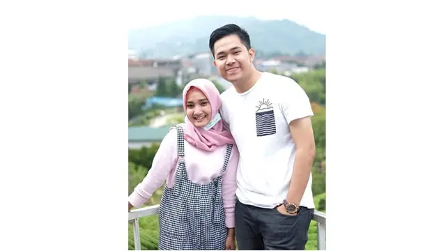 Sempat menutupi hubungannya, keduanya kini mulai go public.