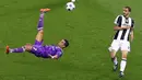 Striker Real Madrid, Cristiano Ronaldo, melakukan tendangan salto saat pertandingan melawan Juventus pada laga final Liga Champions di Stadion Millennium, Cardiff, Wales, Sabtu, (3/6/2017). Real Madrid menang 4-1. (EPA/Geoff Caddick)