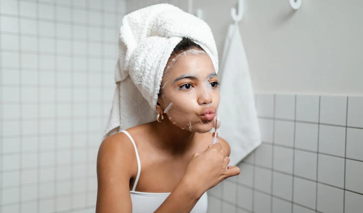 7. Masker<br>Sheet masks yang nyaman di kulit dan kaya akan serum serta hydrating essence cocok untuk semua jenis kulit.