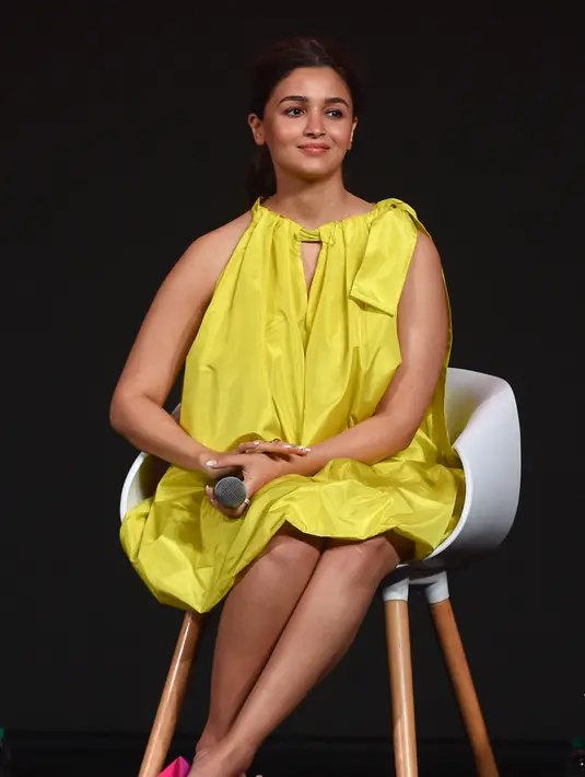 Alia Bhatt saat konferensi pers untuk peluncuran trailer film komedi gelap mendatang 'Darlings' di Mumbai (25/7/2022). Istri Ranbir Kapoor ini sebelumnya sempat mengatakan bahwa film tersebut memiliki tempat khusus di hatinya karena ini pertama kalinya dia bertindak sebagai produser. (AFP Photo/Punit Paranjpe)