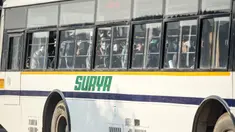 Warga negara India diangkut dengan bus keluar dari Bandara Internasional Indira Gandhi setelah dievakuasi dari kota Wuhan di China, di New Delhi (1/2/2020). India mengevakuasi sekitar 250 warganya dari Wuhan, kota di Hubei yang merupakan pusat wabah virus corona. (AFP/Money Sharma)