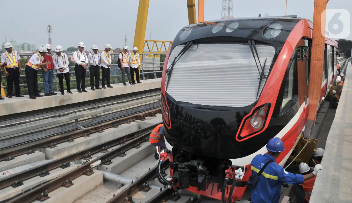 Menteri Perhubungan Budi Karya Sumadi bersama Menko Maritim Luhut Binsar Panjaitan meninjau pengangkatan pengangkatan perdana rangkaian kereta Light Rail Transit (LRT) Jabodebek di Stasiun Harjamukti, Cibubur, Minggu (13/10/2019). (merdeka.com/Iqbal S Nugroho)