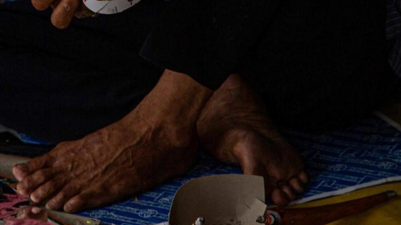 FOTO: Berharap Keberkahan Melimpah dari Penjualan Terompet Tahun Baru yang Mulai Marak