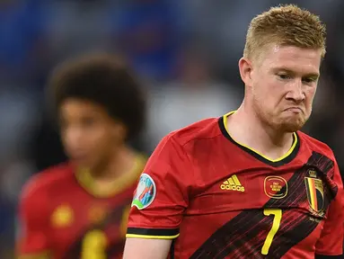 Kevin De Bruyne merupakan gelandang andalan Belgia yang kali ini tak masuk dalam daftar skuat Roberto Martinez untuk mengarungi laga kualifikasi Piala Dunia 2022 zona Eropa. Hal tersebut tak lepas dari cedera engkel yang ia derita pada awal Agustus lalu. (Foto: AFP/Pool/Andreas Gebert)