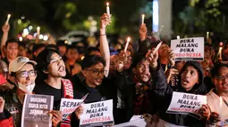 Selain Ultras Garuda ada beberapa kelompok suporter lainnya berkumpul saat Aksi Tabur Bunga dan 1000 Lilin serta Doa Bersama untuk Korban Tragedi di Stadion Kanjuruhan, Malang yang berlangsung di depan Gate 1 Kompleks Stadion Gelora Bung Karno, Minggu (02/10/2022) malam WIB. (Bola.com/Bagaskara Lazuardi)