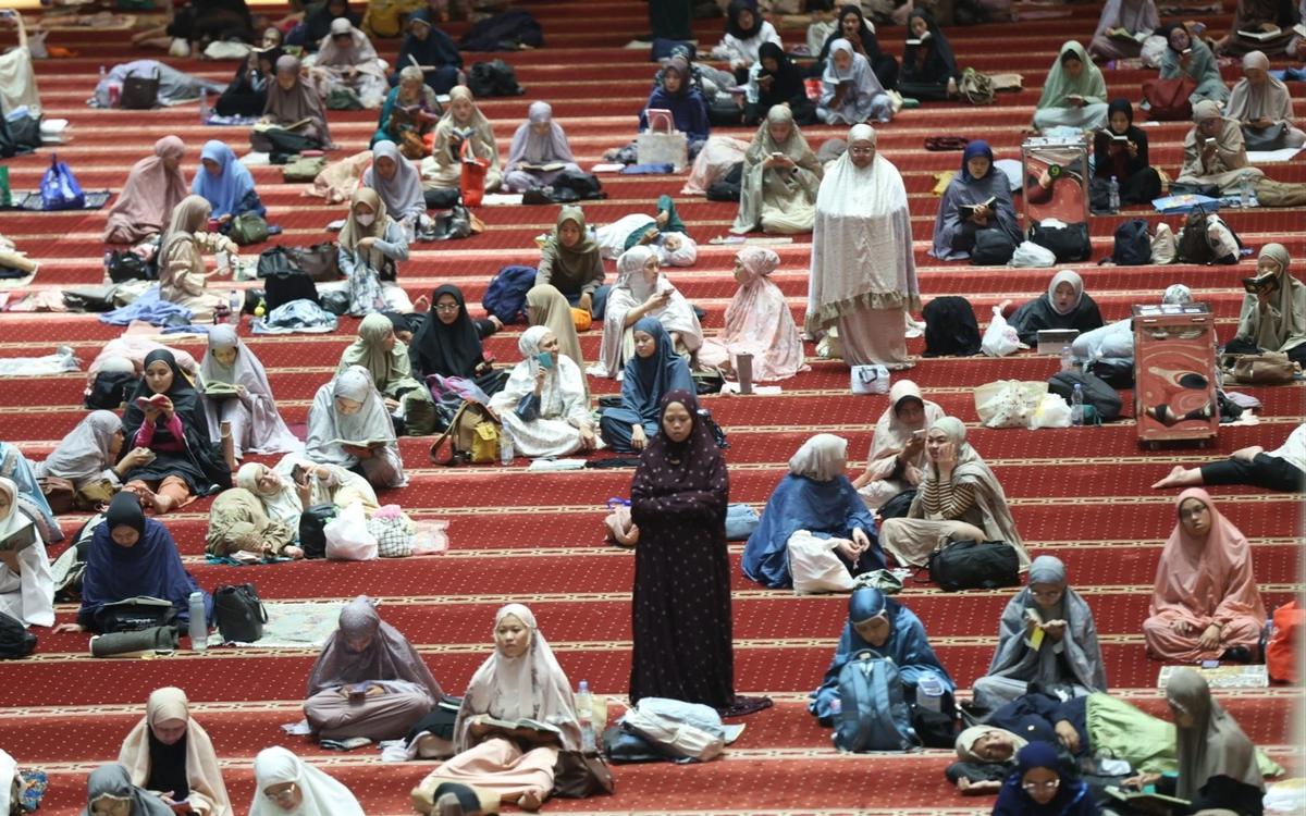 FOTO: Ribuan Jemaah Jalani Itikaf Malam 21 Ramadan di Masjid Istiqlal
