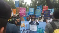 Emak-Emak Demo Gubernur DKI. (Liputan6.com/M.Radityo P.)