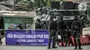 Aparat TNI menjaga penyekatan PPKM Darurat di kawasan Lampiri, Kalimalang, Jakarta, Senin (5/7/2021). Penyekatan ini akan berlangsung selama 24 jam saat masa PPKM Darurat. (merdeka.com/Iqbal S. Nugroho)