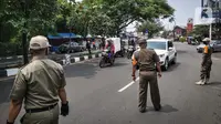 Petugas gabungan Satpol PP, TNI, Polri melakukan razia masker di kawasan Karang Tengah Raya, Lebak Bulus, Jakarta, Senin (14/9/2020). Penertiban terkait pelaksanaan PSBB Jakarta kembali dan memutus rantai penyebaran COVID 19. (Liputan6.com/Faizal Fanani)