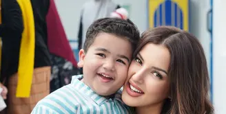 Sebagai ibu tunggal, Tasya Farasya memberikan perhatian waktunya secara penuh untuk anak. Termasuk menyaksikan penampilan sang anak di atas panggung [@tasyafarasya]