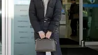 Sementara itu, Mina TWICE tampil dengan gaya semi boyish saat berada di Bandara [Fendi]